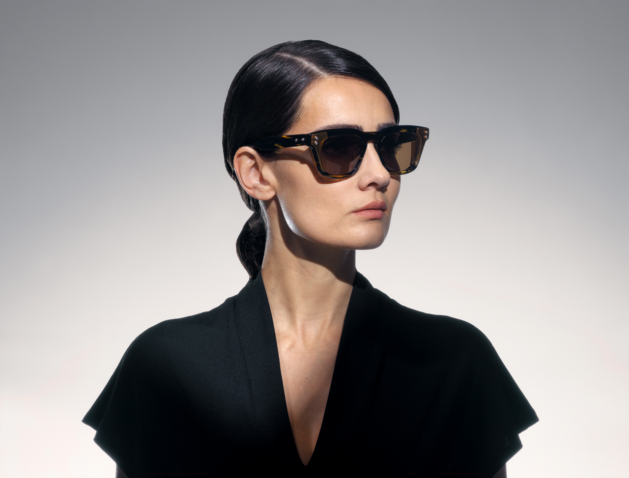 akoni ara sunglasses lifestyle side female