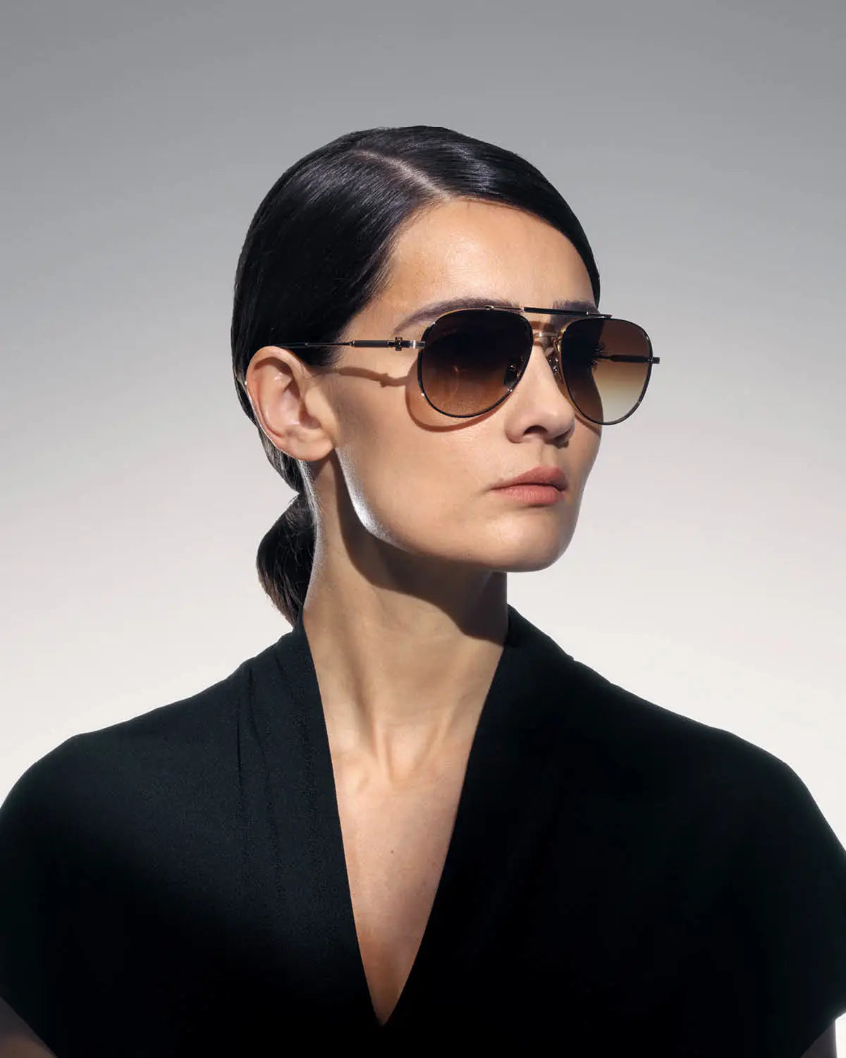 akoni hydra sunglasses lifestyle side female