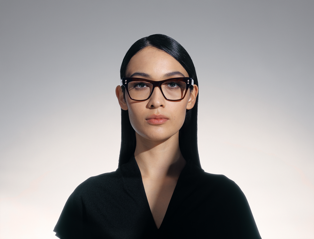 akoni sagitta optical glasses lifestyle front female