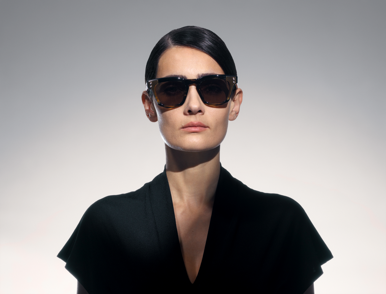 akoni ara sunglasses lifestyle front female