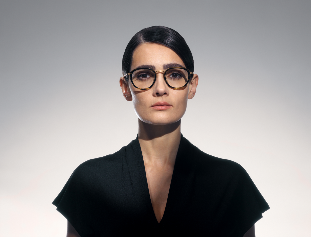 akoni camera optical glasses lifestyle front female