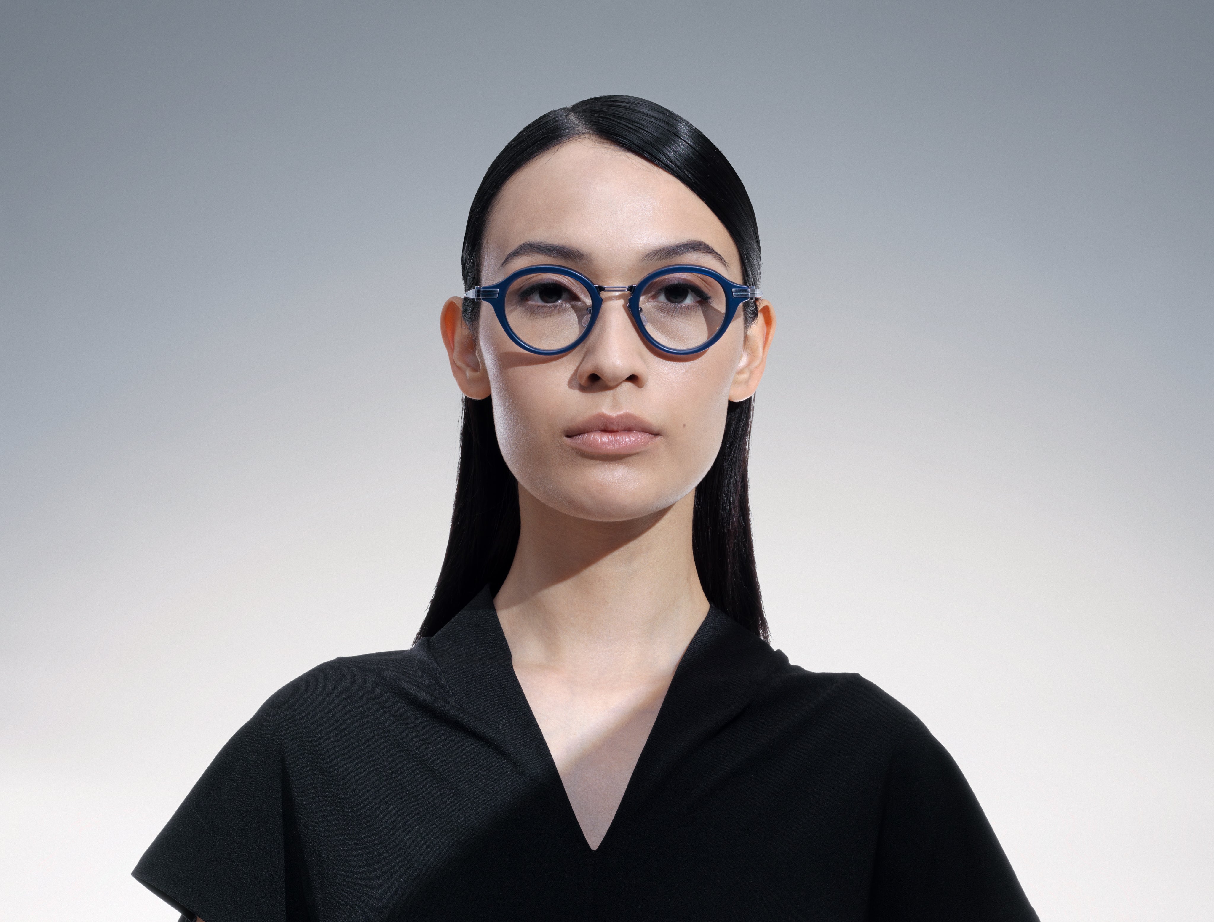 akoni copernico optical glasses lifestyle front female