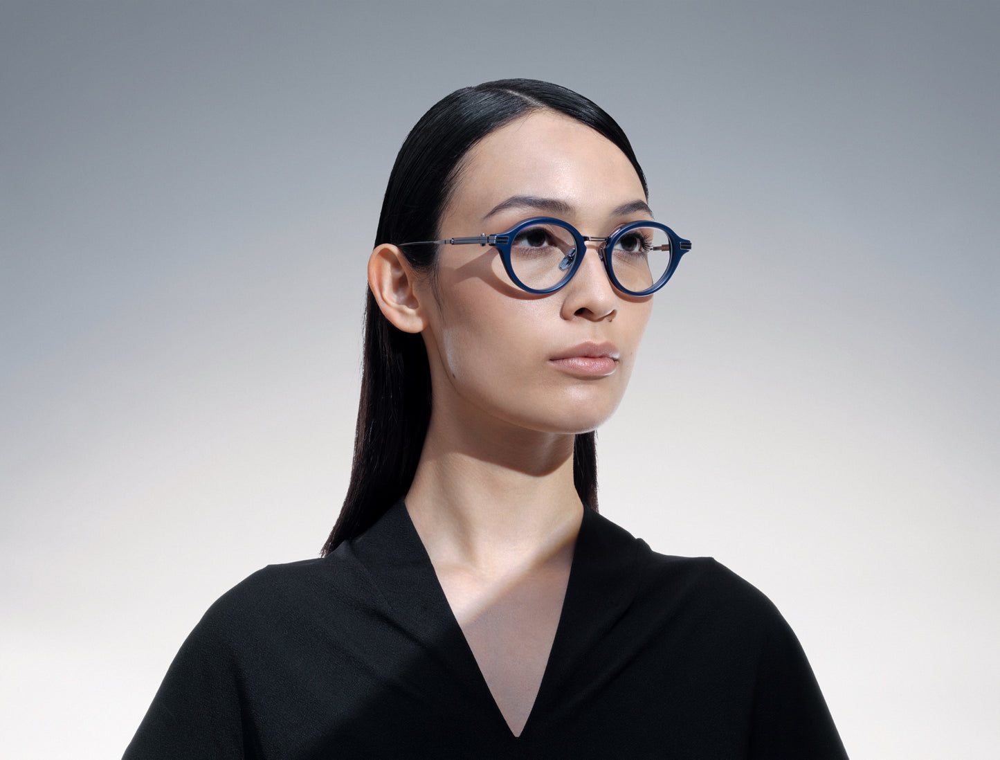 akoni copernico optical glasses lifestyle side female