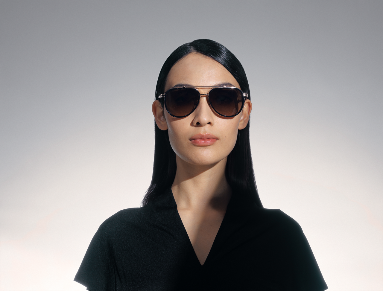 akoni echo sunglasses lifestyle front female