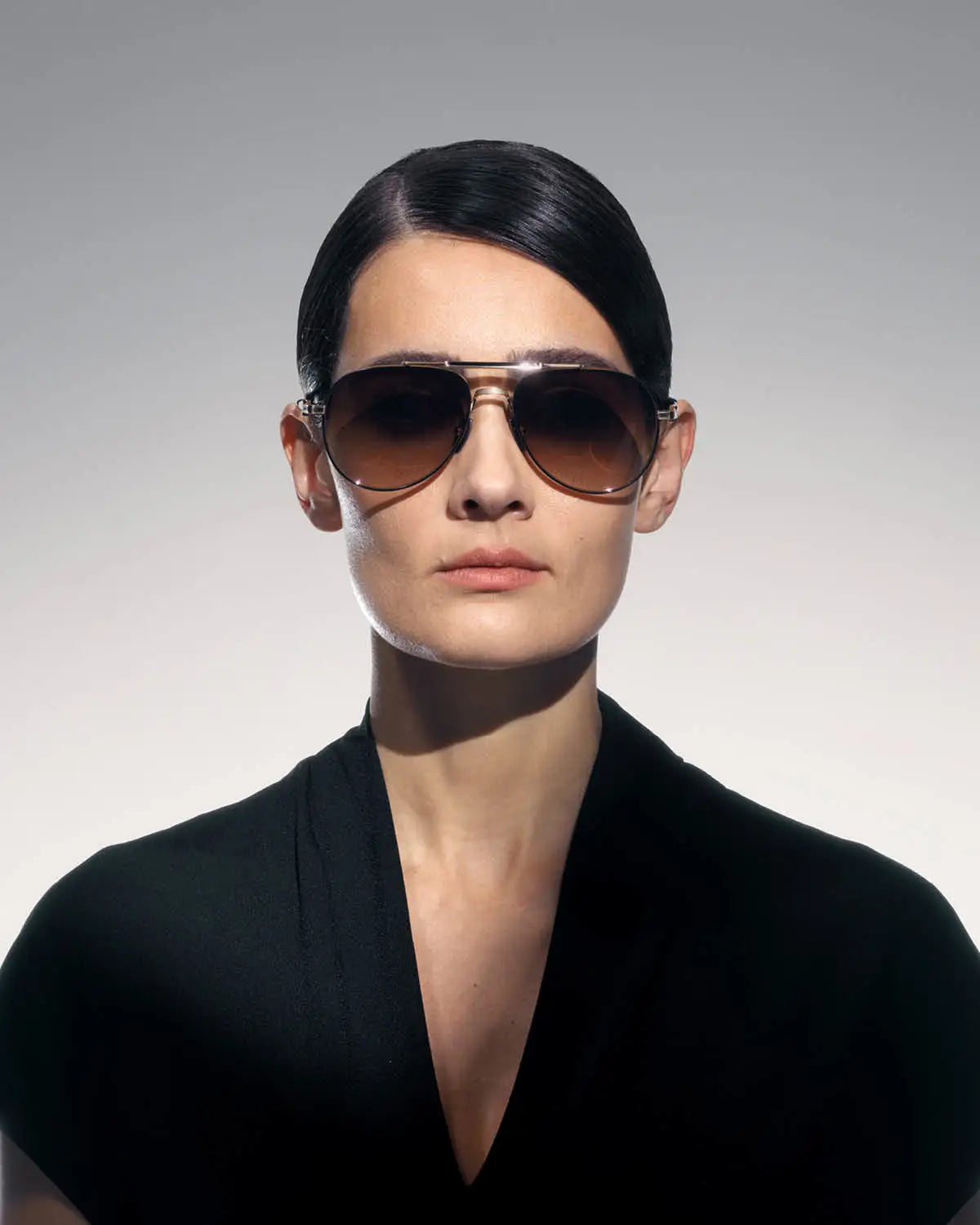 akoni hydra sunglasses lifestyle front female