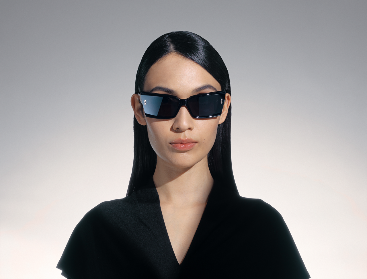 akoni lynx sunglasses lifestyle front female