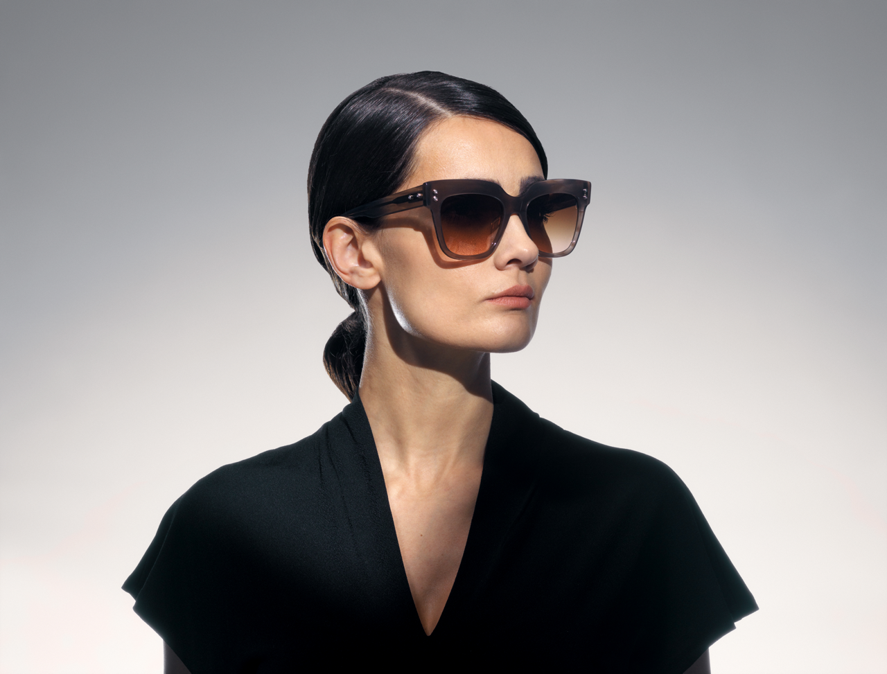 akoni lyra sunglasses lifestyle side female