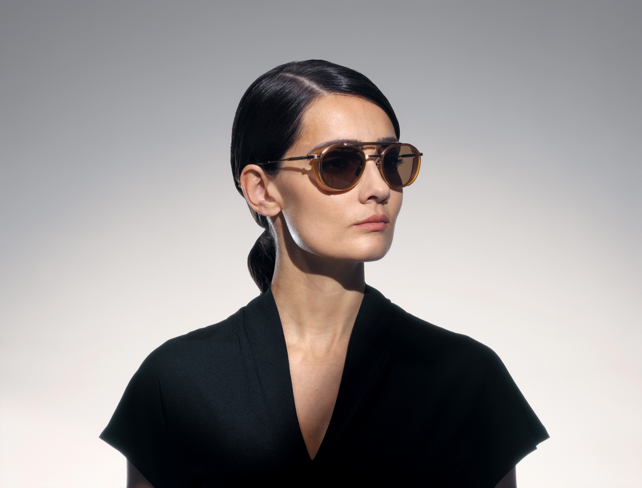 akoni skymapper sunglasses lifestyle side female