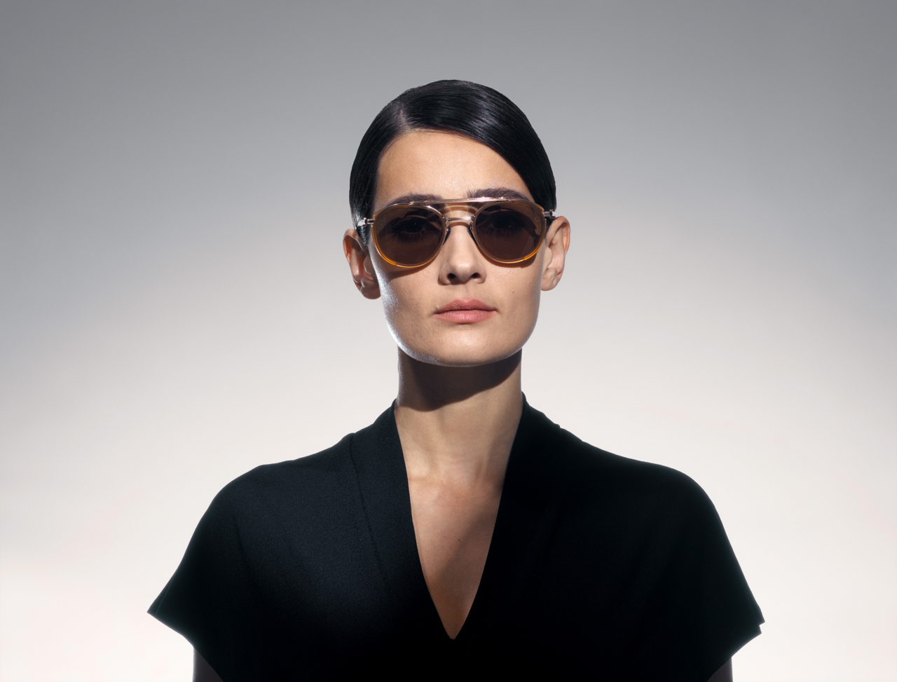 akoni skymapper sunglasses lifestyle front female