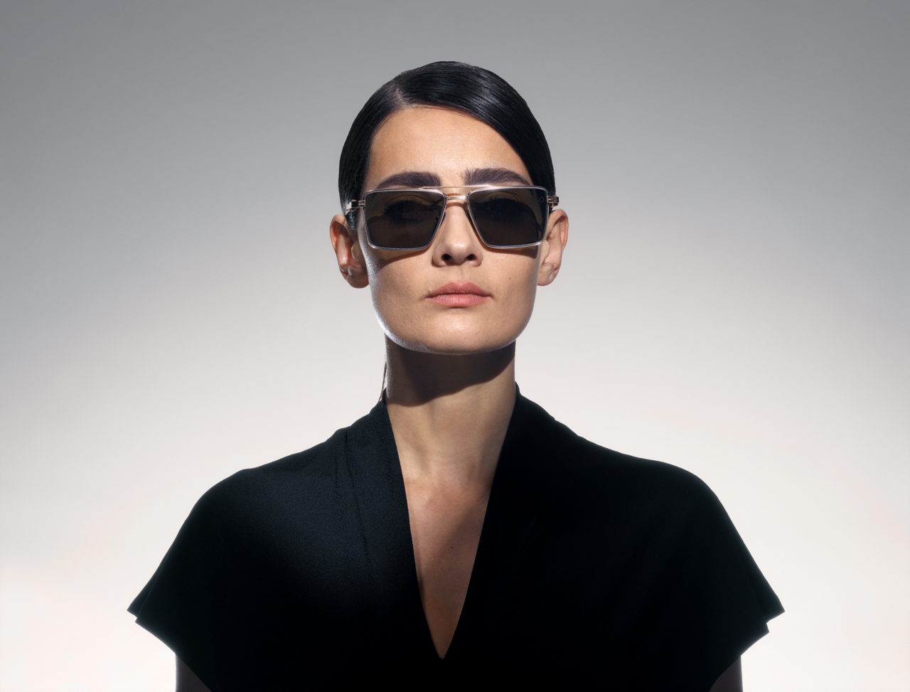 akoni sprint-a sunglasses lifestyle front female