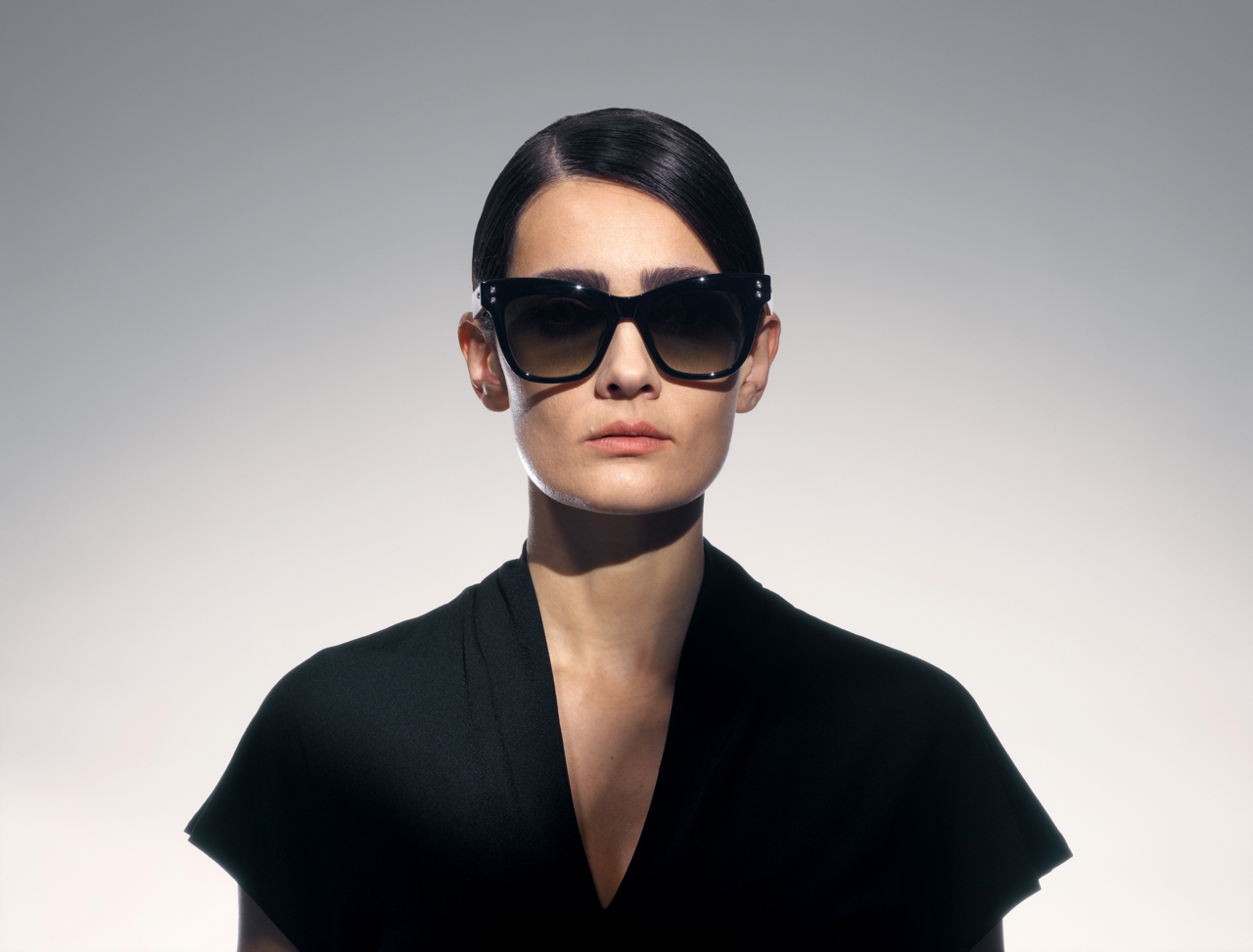 akoni vela sunglasses lifestyle front female