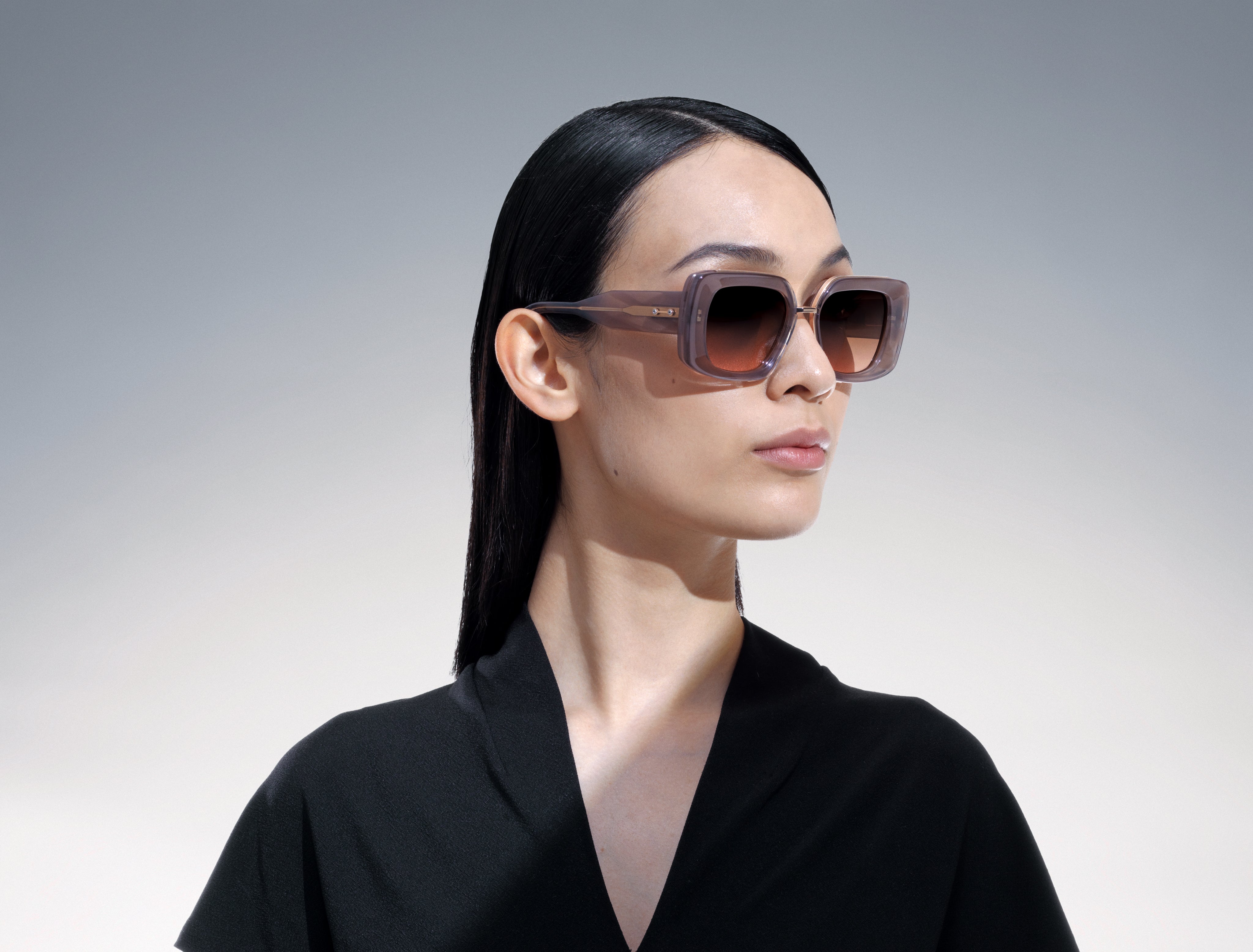 akoni virgo sunglasses lifestyle side female